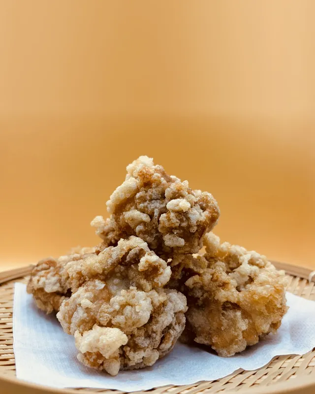 竹ざるに盛った、揚げたての骨なし唐揚げ（もも肉）